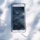 Smartphone liegt im Schnee
