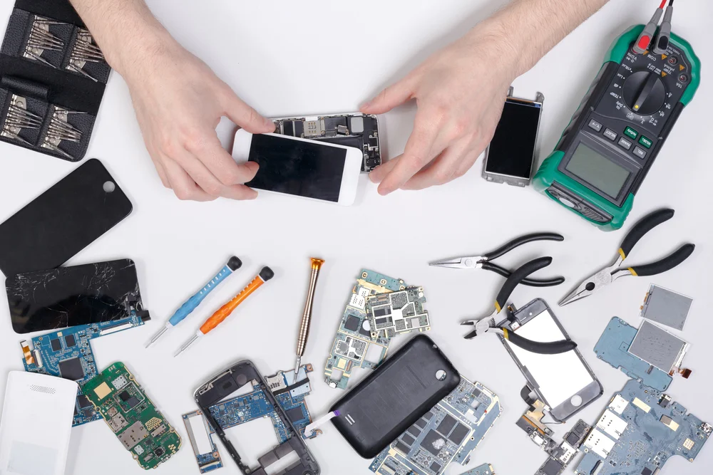 Facharbeiter repariert Handy