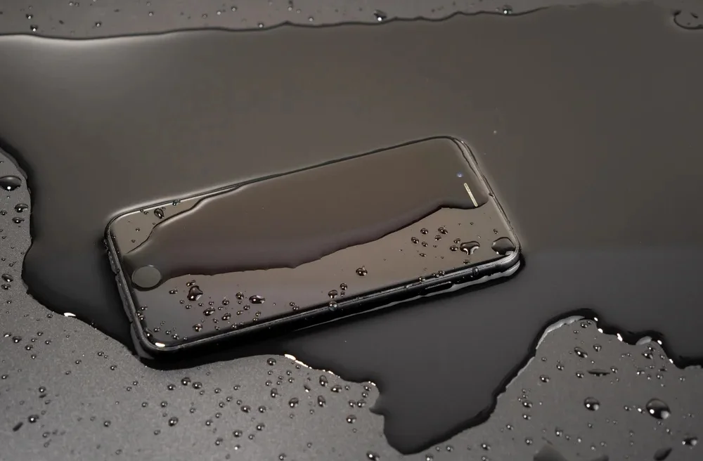Handy-liegt-in-Wasserpfuetze bild