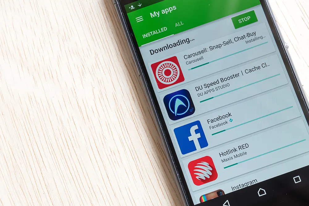Android-Apps über den Google Play Store auf einem Smartphone