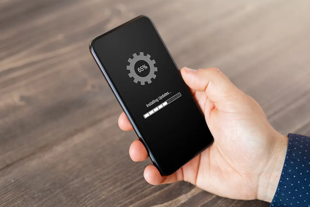 Mann installiert aktuelle Updates