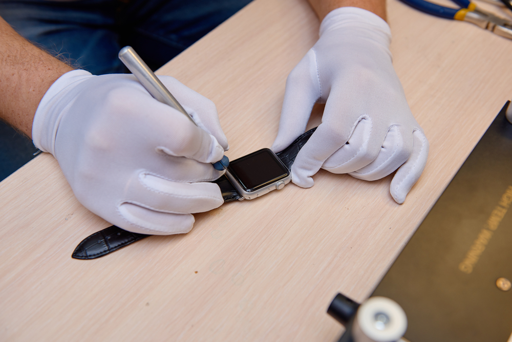 Facharbeiter repariert Smartwatch