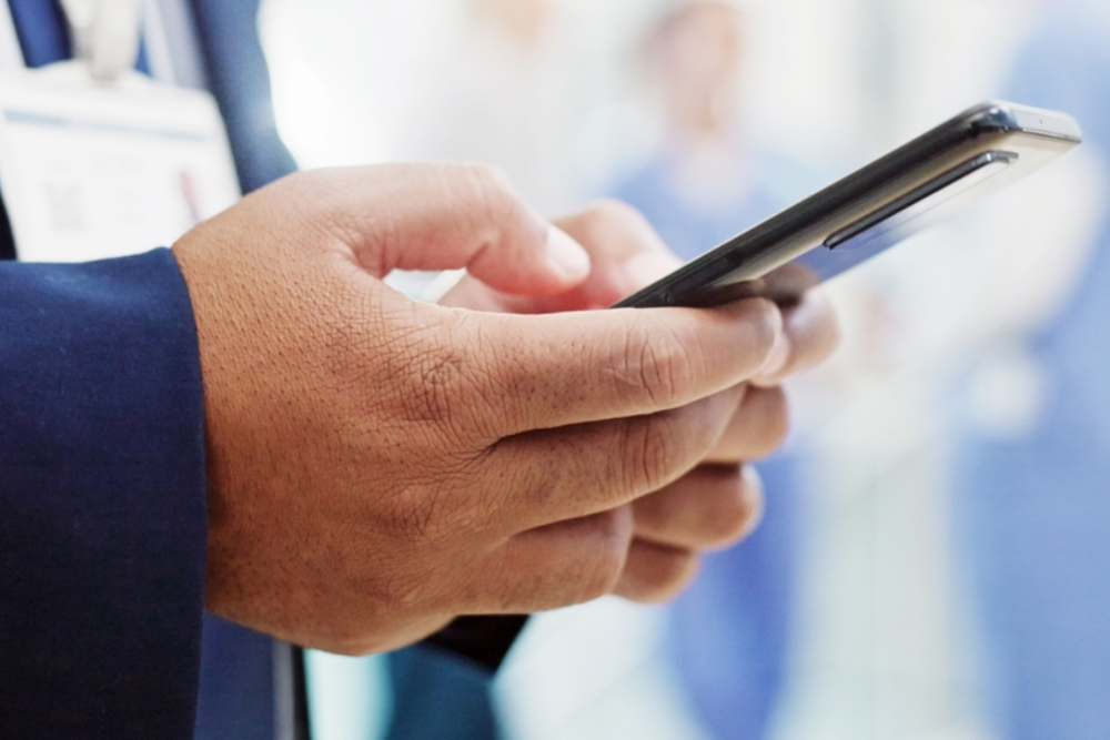 Mann hält neues Smartphone in den Händen